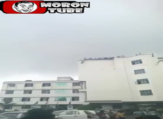 Video :A pupil falls six storeys as her father is teaching ziplining (India)